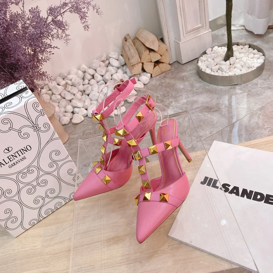 👟👟Ex-factory price 400👟👟 Genuine leather sole +40 (buckle style +10) Valentino Spring and summer new rivet shoes are new☑️ —————————————— The latest golden big rivet elements are full of high-end! Extremely fashionable Heel height: 9.5cm Upper: Matt sheepskin Lining: Sheepskin lining Outsole: Italian genuine leather outsole, rubber sole optional Color: Two styles with 8 colors available Code number: 34-41 (34 and 42 are custom-made and non-returnable) Buckle style: +10 Slippers style: